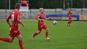 Kula gjorde tre mål för FF Jaro. Thomas Kula springer med bollen i Jaros hemmamatch.