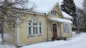 Byarådet hyr det gamla stationshuset av Senatsfastigheter som nu vill sälja huset. Täkter station
