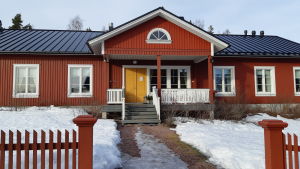 Westerby Gård började med hotellverksamhet för drygt 12 år sedan i samband med en generationsväxling. Westerby gårds hotell är en röd byggnad med svart tak.