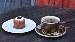 Runebergstårta och kaffe - en klassiker från Borgå. En runebergstårta och en kaffekopp