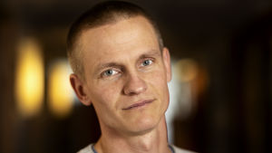 Natiionalekonomen Joakim Ruist är aktuell med en ny bok om den globala migrationen. Nationalekonomen Joakim Ruist poserar.