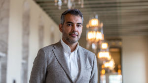 SDP:s riksdagsledamot Hussein al-Taee hamnade i hetluften efter riksdagsvalet 2019 då det blev känt att han uttalat sig kränkande mot bland annat judar och homosexuella på sociala medier. Al-Taee sjuksrevs efter skandalen
men har nu återvänt till arbetet i riksdagen. Kansanedustaja Hussein al-Taee eduskunnassa 23.7.2019.