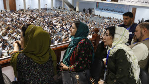 Afghanska kvinnor som deltog i det traditionella stammötet Loya Jirga, kräver att inga beslut som berör dem fattas över deras huvud Afghanska kvinnor som deltog i det traditionella stammötet Loya Jirga, kräver att inga beslut som berör det fattas över deras huvud