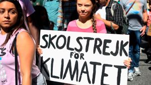 Thunbergs skolstrejk har inspirerat miljoner unga, men det är inte hennes år i år tror experterna. Klimataktivisten Greta Thunberg klimatstrejkar i New York 20.9.2019.