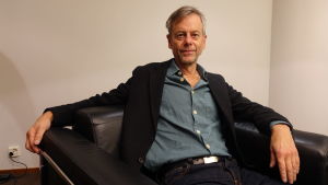 Journalisten och författaren Mats-Eric Nilsson har djupdykt i vinindustrin i sin senaste bok. Han jobbar för tillfället på en uppföljare. "Det finns intresse för de här frågorna, det märks", säger han. Författaren och journalisten Mats-Eric Nilsson sitter bakåtlutad i en fåtölj