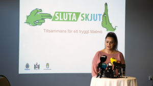 Lizet Vargas från traumateamet på akuten är en av dem som deltar i samtalen med de kriminella. Texten Sluta skjut projiceras på en vägg.
