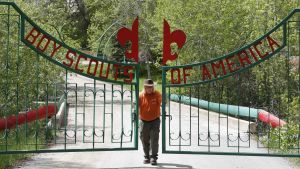 Parkvakten Mark Veteto stänger portarna till ett scoutläger som ägs av Boy Scouts of America i Payson, Utah. Den amerikanska scoutrörelsen äger bland annat stora läger- och friluftsområden. Parkvakten stänger portarna till ett scoutläger som ägs av Boy Scouts of America i Payson, Utah. Organisationen äger bland annat stora läger- och friluftsområden.