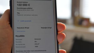 Bilden visar att 13 personer har gett totalt 78 bud på Sannäs skola i Karis. Man har varit in och tittat på objektet totalt 14 370 gånger, av vilka redaktören står för cirka tio gånger för att kolla läget och för att få en bra bild när auktionen närmar sig sitt slut. Mobiltelefonskärm som visar en summa, 122 000 euro som högsta bud på en nätauktion. Gäller ett hus.
