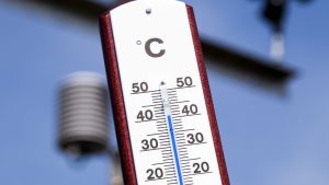 Den varma inledningen på sommaren har fått många att längta efter svalka i hemmen. Bild på en termometer som visar över 40 grader Celsius.