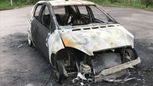 Lea och Arthurs bil är bortbogserad med den antända bilen är kvar. Bil som brann i Notviken