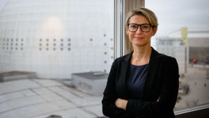 Jenny Silfverstrand är vd för SHL Jenny Silfverstrand på sitt kontor, i bakgrunden utsikt mot Globen i Stockholm.