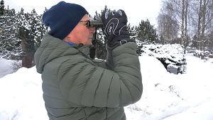 Marcus Duncker har varit fågelskådare i nästan 60 år. Man ser på fåglar med kikare.