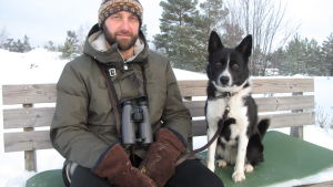 Uttern har återvänt till skärgården. Kim Jaatinen träffar allt oftare på utter i sitt arbete där han med hjälp av en specialskolad hund spårar mink och mårdhund. Man och hund sitter på bänk