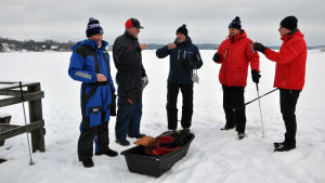 En liten styrketår hör till, tycker (från vänster) Karl-Erik Nyman, Sture Laurén, Begi Palmgren, Olle Sjövall och Ulf Eriksson. Fem herrar står på bryggan, bakom dem breder isen ut sig.