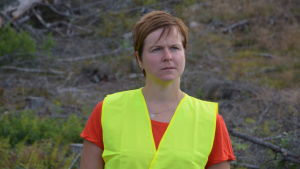 Siv Vesterlund-Karlsson följde spänt med förberedelserna inför hyggesbränningen. Kvinna med skogsområde i bakgrunden.