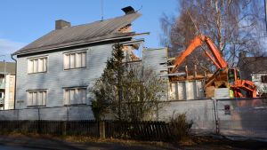 Vissa hus kan inte räddas trots granskningar och underhåll. Rivning av hyreshuset i hörnet av Alexandersgatan och Sibeliusboulevarden i Borgå 03.11.17
