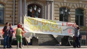 I maj 2013 demonstrerade man utanför stadshuset i Borgå för att stadsstyrelsen skulle besvära sig över landskapsplanen. Detta för att bibehålla planen på Heli-banan. Demonstartion utanför stadshuset i Borgå.