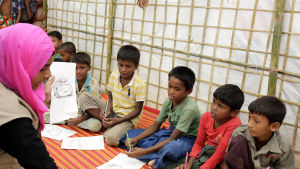 Det är viktigt att flyktingbarnen får gå i skola Rohingyabarn i ett flyktingläger i Bangladesh