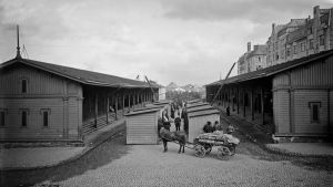 Narinken plåtad av Signe Brander 1909 Häst, kärra och låga träbyggnader - Helsingfors 1909