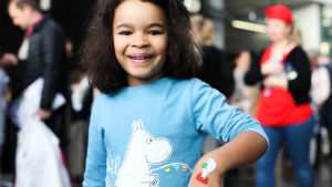 Tobenna Opara är nöjd med evenemanget. Ett leende barn visar fejk-tatuering