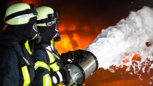 Ekholm har talat med brandmännen som var på plats (arkivbild, inte från branden). Två brandmän släcker en brand.