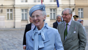 Prinsgemålen måste vänja sig vid att gå tre steg bakom drottningen. Prins Henrik ett steg bakom drottning Margrethe.