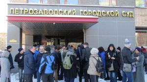 Många ville följa med rättegången Människor utanför rätten i Petrozavodsk