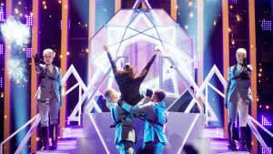 Saara Aalto gör en dykning kvinna kastar sig ner från scenen i armarna på sina dansare