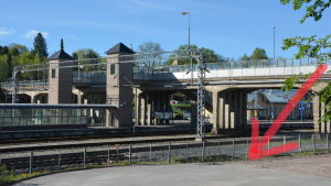 Pilen visar ungefär var rampen från den nya kortare bron kommer ner mot Karis centrum. Pilen visar ungefär var rampen från den nya, kortare bron kommer ner.