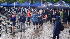 Många av besökarna på Craft Beer Helsinki i torsdags var förberedda på regnet och hade med sig paraplyn och regnkläder. Festivalbesökare på Craft Beer Helsinki. Vädret är regningt.