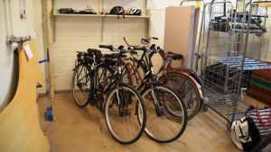 Två elcyklar finns till förfogande för de anställda vid Lojo stad. Lojo stads elcyklar förvaras i förrådet i stadshuset.