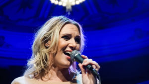 Sanna Nielsen med Alexandersteaterns stora kristallkrona i bakgrunden.