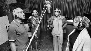 The Staple Singers studiossa. The Staple Singers laulaa studiossa. Arkistokuva dokumenttielokuvasta Mavis!