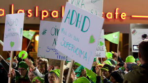 Mind Pride tapahtuman osallistujia kyltteineen Lasipalatsinaukiolla