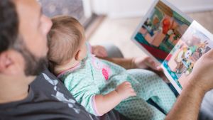 Det är viktigt att inkludera pappan redan från det första rådgivningsbesöket. Det är synd om pappan förbises, för den som förbises blir sällan motiverad att hänga med. Pappa och bebis läser bok
