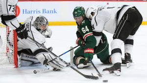 Granlund har blivit bättre framför kassen. Granlund kämpar om pucken framför Kings mål