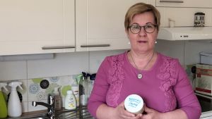 Mirja Poikkeus suosii kodin siivouksessa itse tehtyjä pesuaineita. Mirja Poikkeus valmistaa osan kodin pesuaineista itse, kuvassa soodasta tehty hankausjauhe