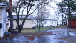 Den lilla strandstugan finns kvar för Stormfågeln. Den lilla Strandstugan hålls kvar hos Stormfågeln.