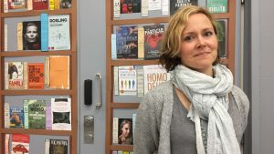Pia Winell förslår att gymnasiestuderande läser matematik om det känns möjligt. Pia Winell är studiehandledare i Brändö gymnasium.