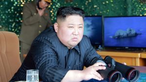 Kim Jong-un bevakar övningen. Kim Jong-un sitter med en kikare i händerna och följer med raketuppskjutningar i Nordkorea.