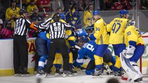 Så här brukar det ofta se ut då Finland och Sverige möts i ishockey – också då det är NHL-spelare som gör upp om segern. Stökigt bakom målet mellan Finland och Sverige.