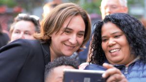 En medborgare tar selfie tillsammans med Ada Colau. En medborgare tar selfie tillsammans med Ada Colau.