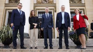 Juha Sipilä, Pekka Haavisto, Antti Rinne, Li Andersson och Anna-Maja Henriksson står på Ständerhusets trappa och ska snart presentera regeringsprogrammet.