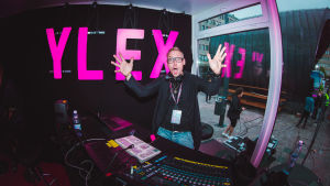 YleX:n perjantai-illoista tuttu Juska Wendland eli DJ Orion tietää, että hardstylellä on oma, hyvin omistautunut kuulijakuntansa. Vaaleahiuksinen ja silmälasipäinen mies katsoo suu ammollaan kameraan radiopöydän takaa. Taustalla YleX:n pinkit valokirjaimet.