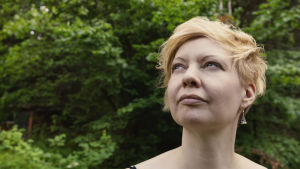 Marianna Kurtto debuterade som prosaist med romanen "Tristania". Kirjailija Marianna Kurtto saa tallustaa paljain jaloin taiteilijaresidenssin nurmella.