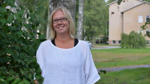 Är din livssituation sådan att du känner att du har resurser att bli ett vuxenstöd för någon annans barn så kan Elisabeth Grönroos eller hennes kollegor hjälpa dig att hitta en bra kompis. Personporträtt på en kvinna i en grön trädgård.