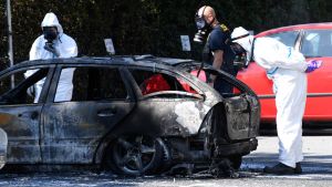 Polisen ser det inte som en slump att en nedbrunnen bil hittades i närheten av brottsplatsen. Polisen inspekterar en bil som sattes i brand i närheten av platsen där dödsskjutningen ägde rum på måndag.