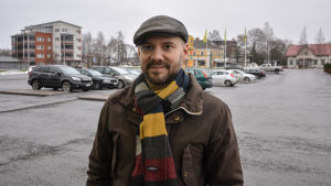 Närpesbon Benny Ojala tror att ett ja till fusion skulle ha varit bättre. Man står på parkering. Tittar in i kameran med ett litet leende.