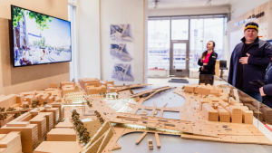 Vid Slussen finns en utställningslokal med mera information om bygget. Miniatyrmodell av Slussen när bygget är klart.