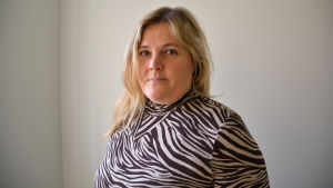 Det har varit en jättetung process, säger Rose-Marie Backström. Kvinna i zebrarandig blus